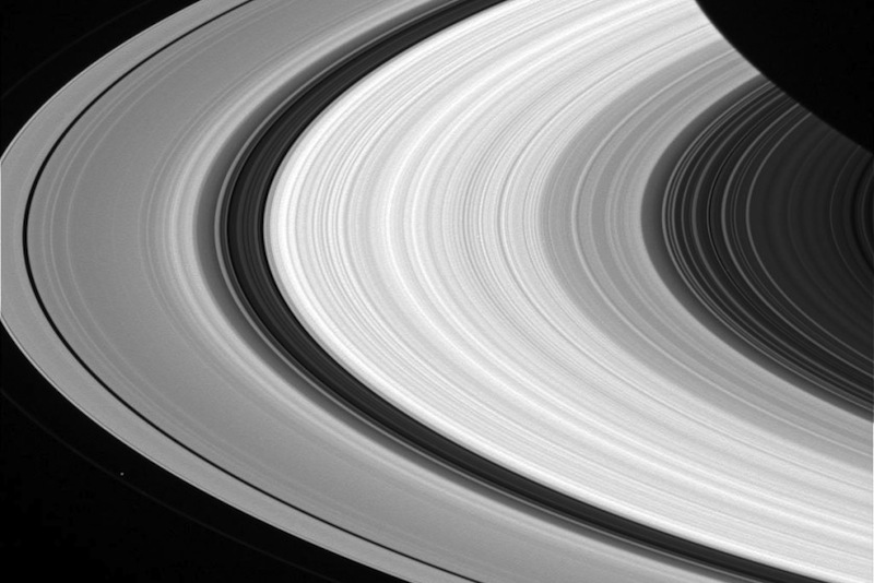 De longe, os anéis de Saturno parecem uma coisa sólida, homogênea e contínua.