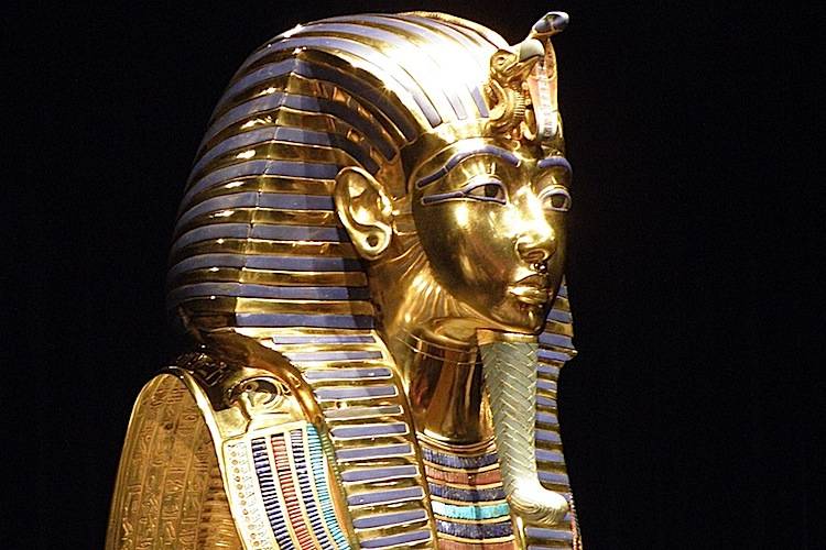 A famosa máscara de Tutancâmon exposta no Museu Egípcio do Cairo