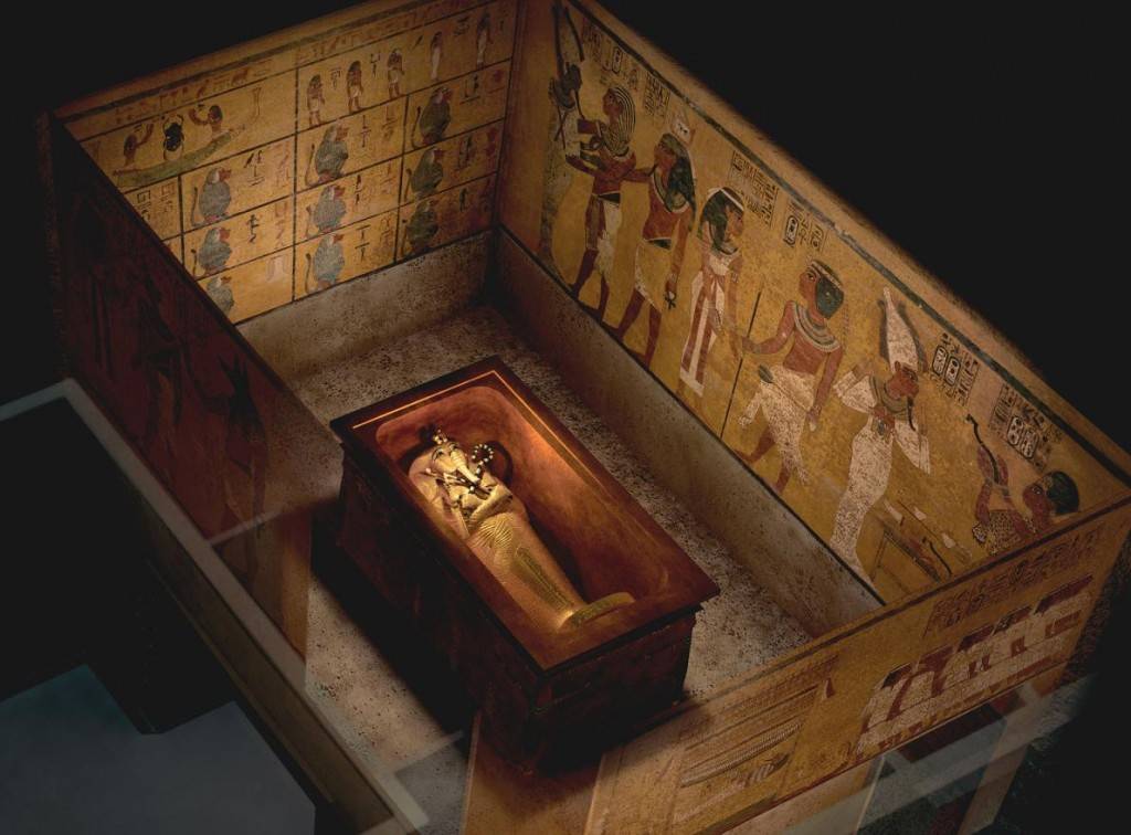 Uma vista elevada da tumba de Tutancâmon mostra duas paredes que podem esconder portas para outras câmaras