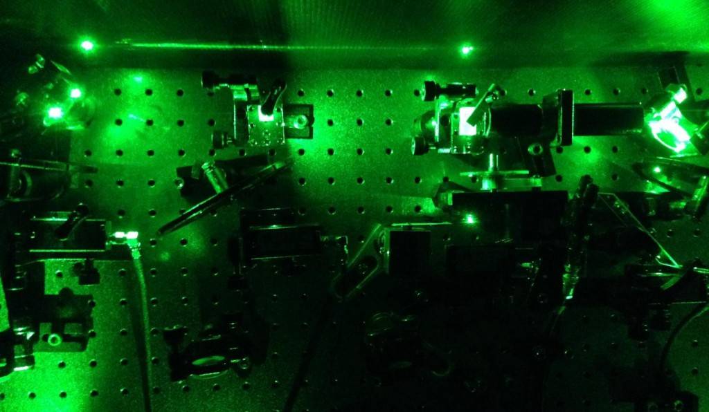 Um laser é usado para excitar individualmente "pontos quânticos", pequenos átomos criados artificialmente, para obter um único fotão "espremido"
