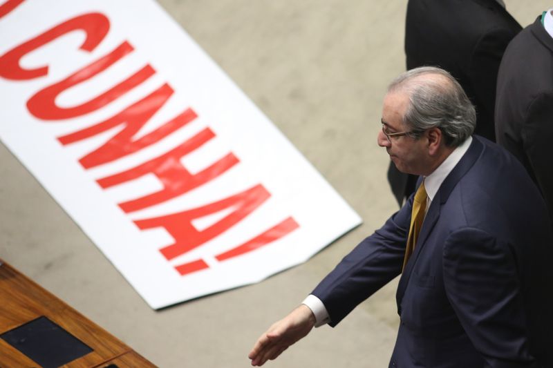 O plenário da Câmara dos Deputados aprovou por 450 a favor, 10 contra e 9 abstenções a cassação do mandato do deputado afastado Eduardo Cunha