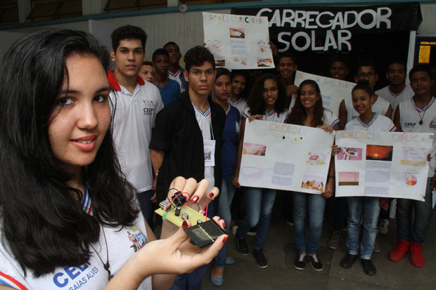 Turma do curso técnico do CEEP com carregador de celular à base de energia solar