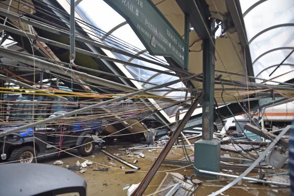 Um trem de passageiros descarrilou ao chegar à Estação Hoboken, em Nova Jersey. A brasileira Fabíola Bittar de Kroon, que aguardava na plataforma da estação morreu no local