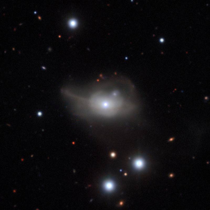 Esta imagem, obtida com o instrumento MUSE montado no VLT do ESO, mostra a galáxia ativa Markarian 1018, a qual possui um buraco negro supermassivo no seu núcleo. Os ténues laços de luz são o resultado da sua interação e fusão com outra galáxia, num passado recente