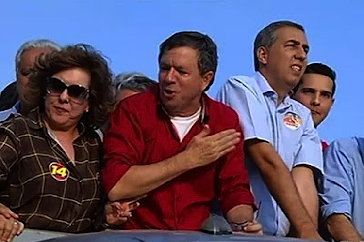 José Gomes da Rocha (ao centro) em campanha com José Eliton de Figuerêdo Júnior (à direita)