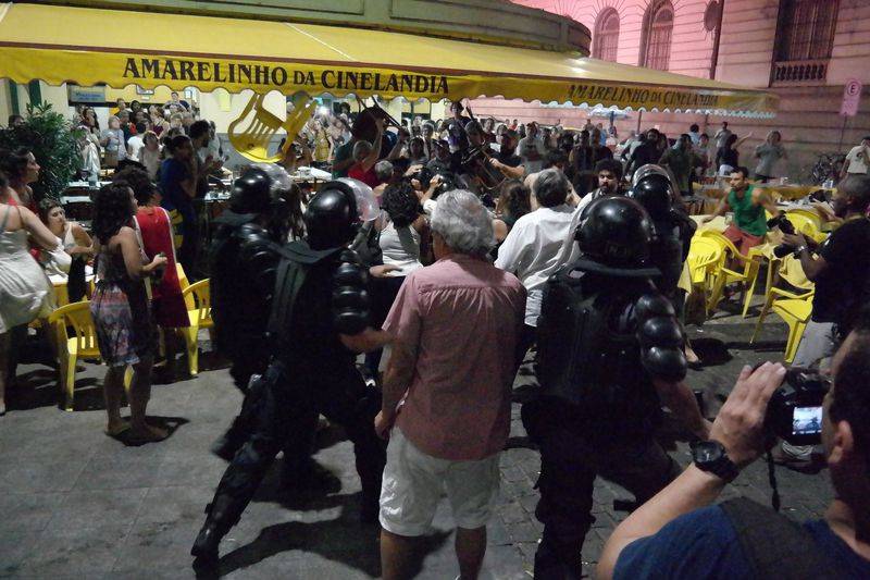 O tradicional bar Amarelinho, ao lado da Câmara Municipal do Rio de Janeiro foi invadido pela PM