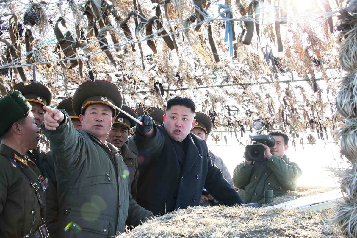 O líder da Coreia do Norte, Kim Jong-un, com militares norte-coreanos