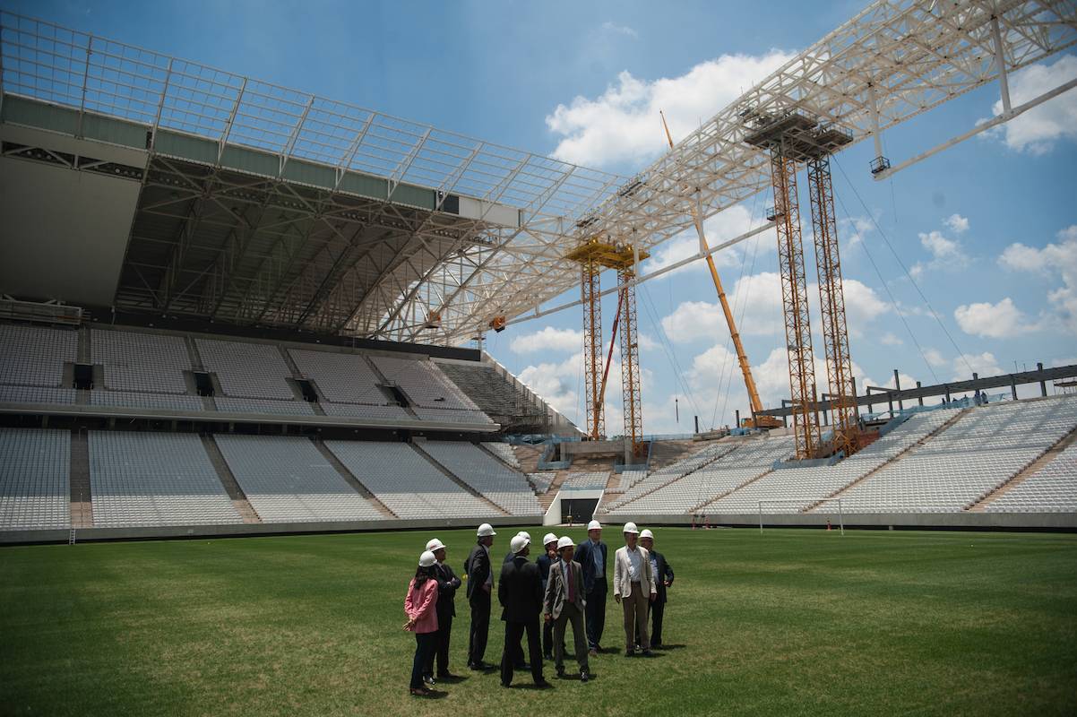 Delegação liderada pelo secretário-geral da FIFA Jérôme Valcke e pelo ministro do Esporte Aldo Rebelo visitam a Arena Corinthians, que sediou a abertura da Copa do Mundo de 2014