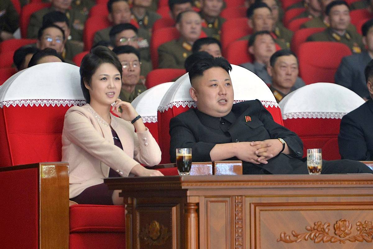O líder da Coreia do Norte, Kim Jong-un (dir), acompanhado da esposa, Ri Sol-ju (esq)
