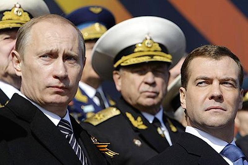 O presidente russo Vladimir Putin, com o primeiro-ministro Dmitri Medvedev