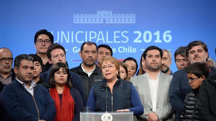 A presidente do Chile, Michelle Bachelet, discursa no Palácio da Moeda, em Santiago, após as eleições municipais de domingo