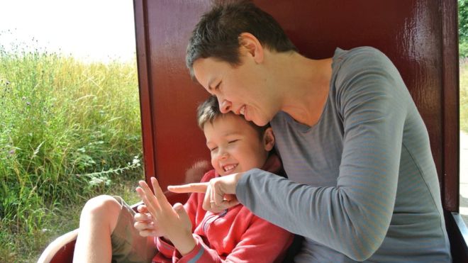  Louisa e seu filho Frank passaram por tratamento inovador de autismo 