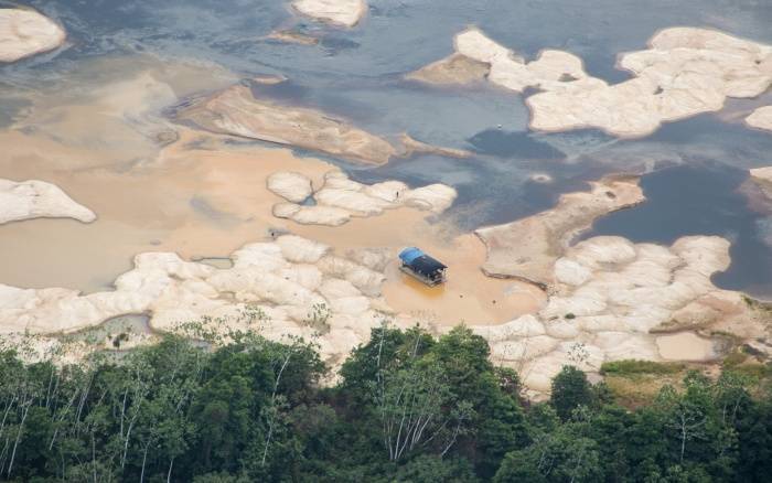 O Rio Uraricoera, no norte do Brasil, contaminado por mercúrio devido à mineração ilegal de ouro em terras indígenas