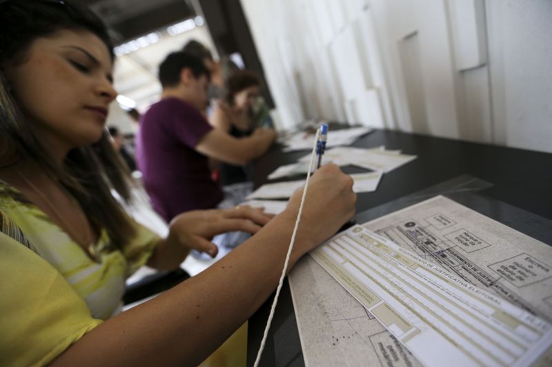 Eleitores que estão fora do domicílio eleitoral justificam ausência de voto no segundo turno em posto no centro da cidade