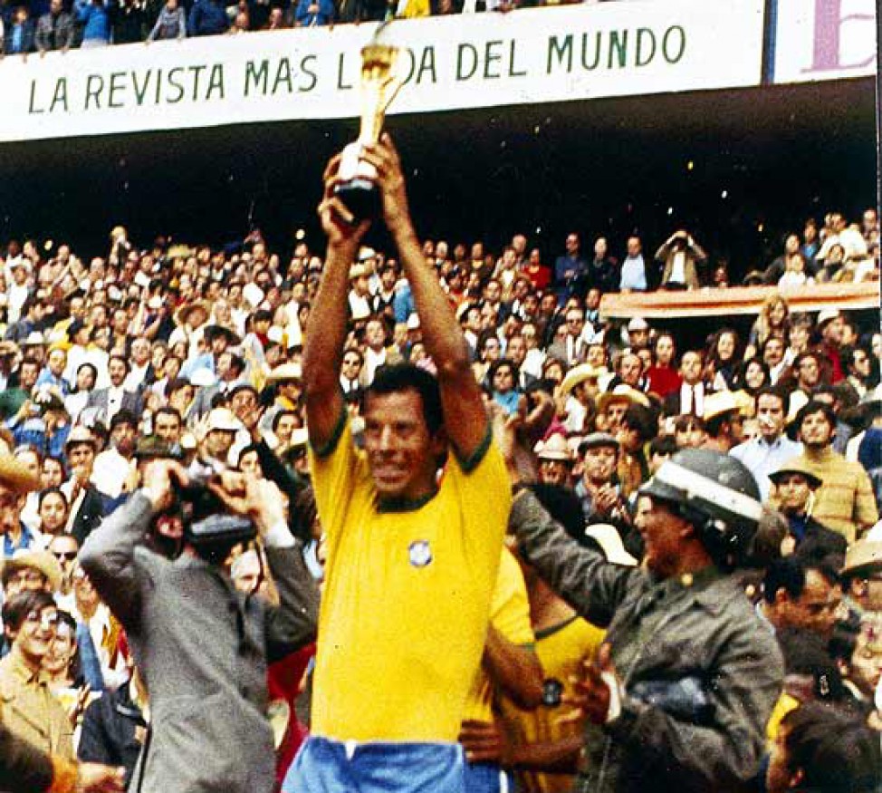 No estádio Azteca, Carlos Alberto Parreira levantou a Jules Rimet, a maior que conquistou