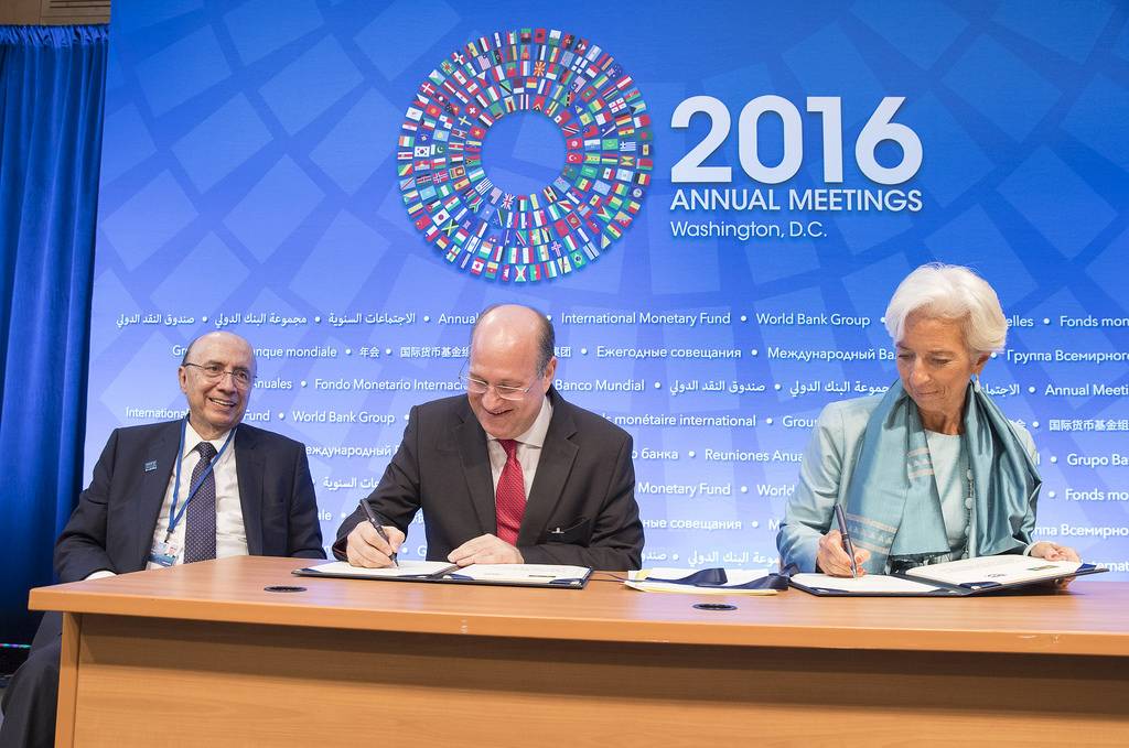 Presidente do BC, Ilan Goldfajn, e diretora do FMI, Christine Lagarde, assinam acordo.