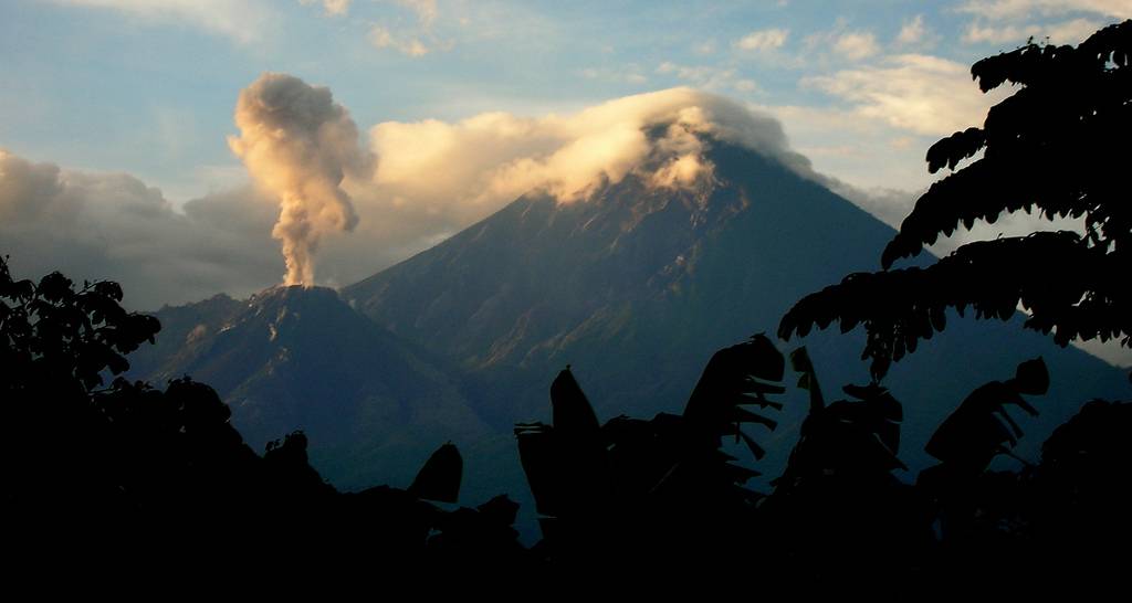 Erupção no vulcão Santiaguito, na Guatelmala, com o Santa Maria ao fundo