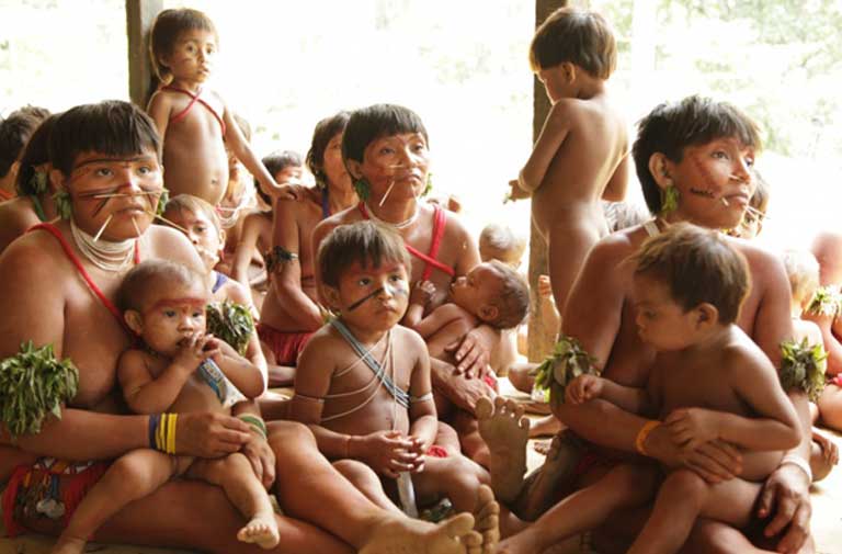 Uma pesquisa recente revelou que alguns dos índios Yanomami sofrem com intoxicação por mercúrio devido à mineração ilegal de ouro