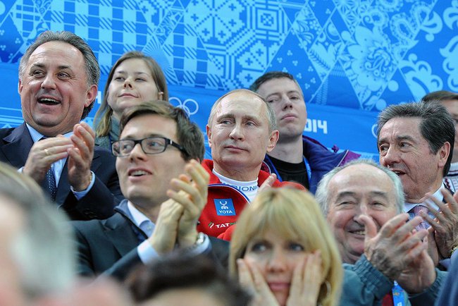 O ministro russo do Esporte, Vitaly Mutko à esquerda na foto), com o presidente do país, Vladimir Putin (ao centro)