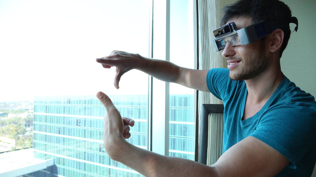 Meron Gribetz, fundador e CEO da Meta, com os óculos de realidade aumentada da empresa