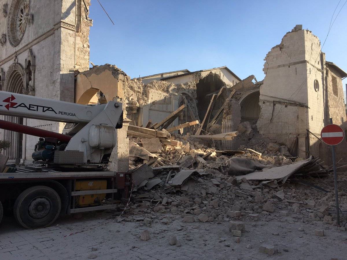 A Basílica de San Benedetto destruída pelo terremoto de Norcia