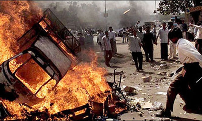 Pelo menos 1000 pessoas, a maior parte muçulmanos, morreram em Gujarat em 2002 em consequência de confrontos violentos entre hindus e muçulmanos.