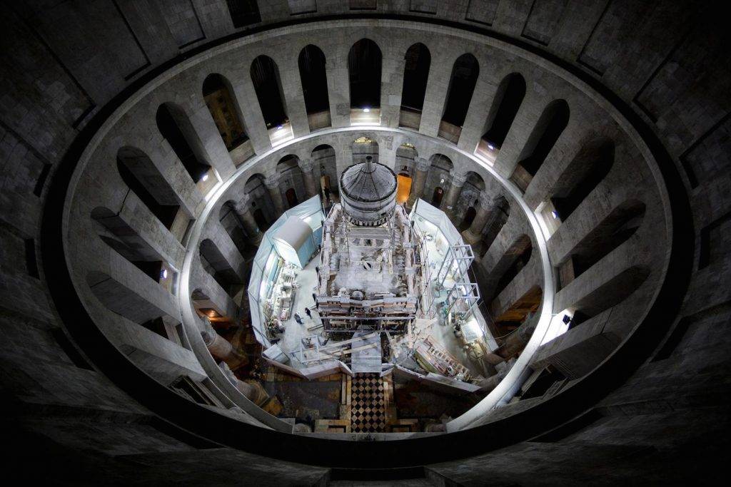 O santuário que guarda o túmulo de Jesus Cristo, na Igreja do Santo Sepulcro, está sendo restaurado