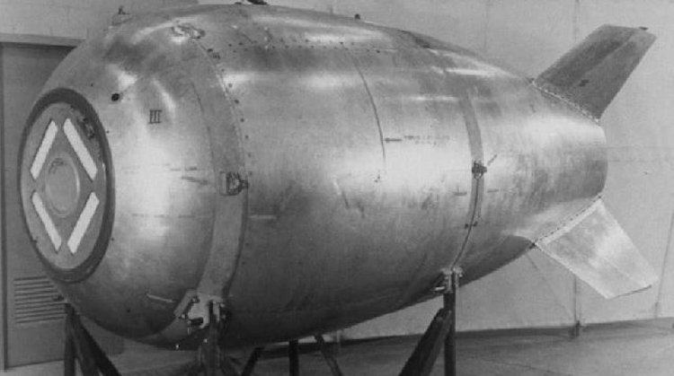 A bomba nuclear Fat Man Mark IV, dos EUA