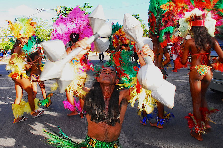 Apresentação dos Caboclinhos durante a folia do Rei Momo. A dança de origem indígena é uma das maiores representações do folclore brasileiro e seus primeiros registros datam de 1584.