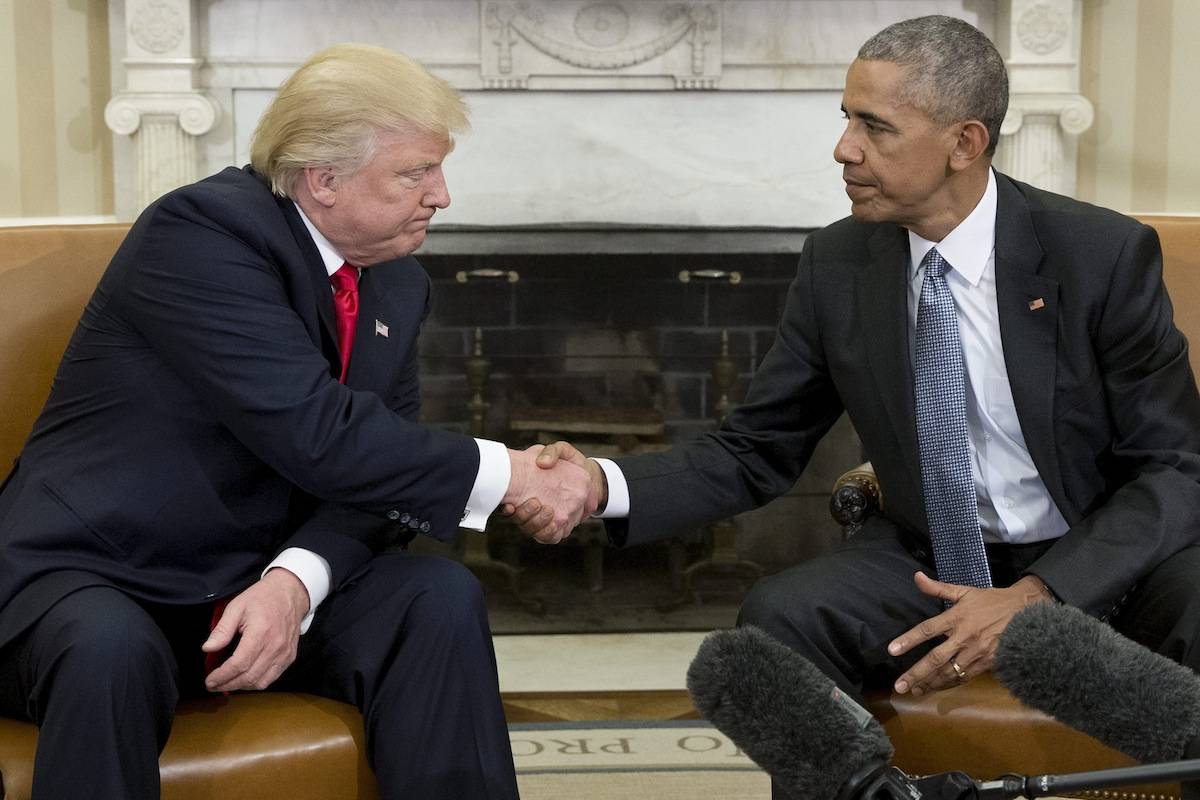 O presidente eleito, Donald Trump, sequer olha na cara do presidente, Barack Obama. O clima foi tenso.