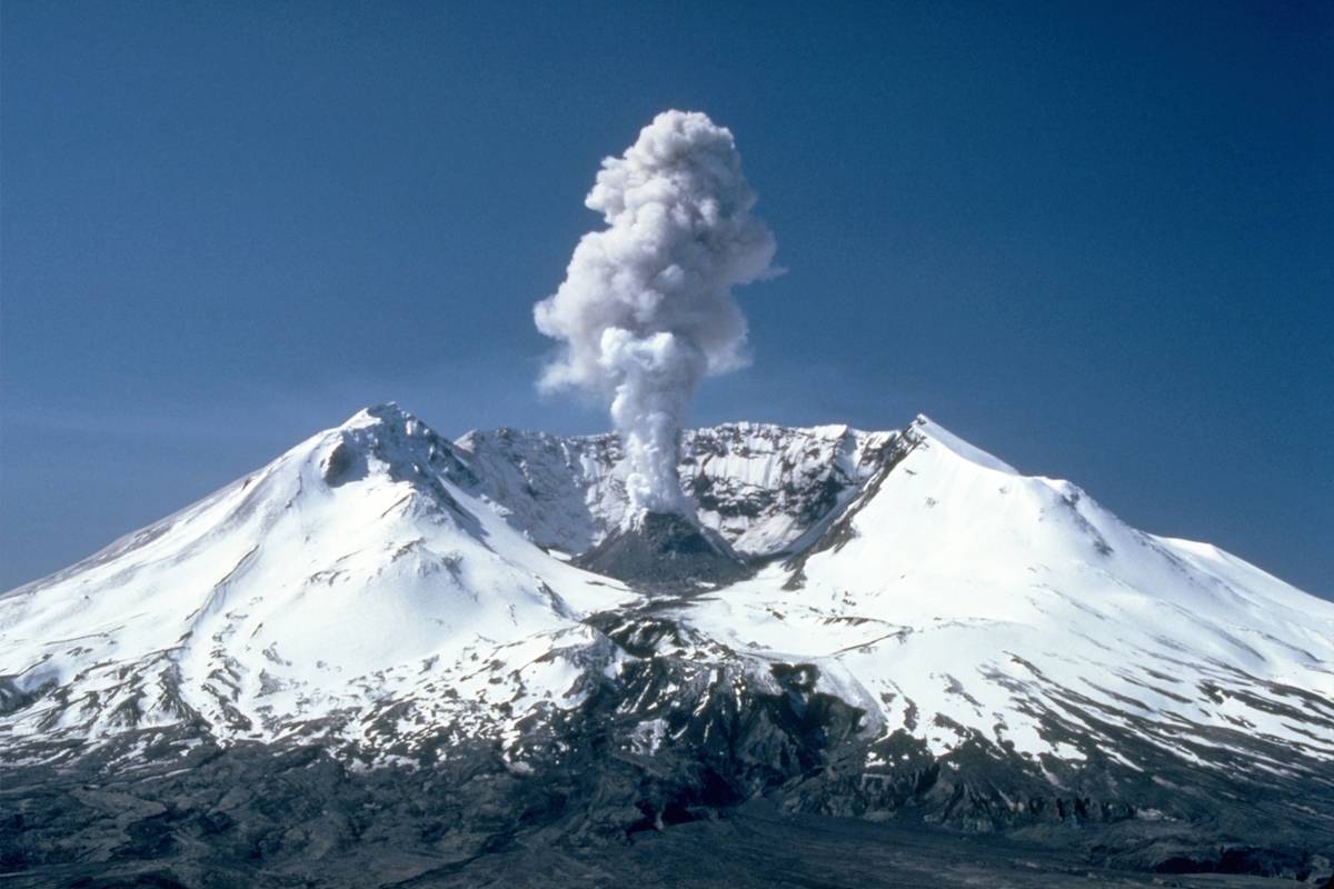 Pequena erupção do Monte de Santa Helena em 1982