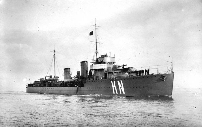 O navio holandês HNLMS Kortenaer naufragou em 1942, no Mar de Java