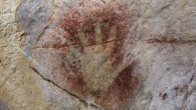 Na parede da gruta El Castillo, na Espanha, o contorno de uma mão feito com tinta vermelha 
