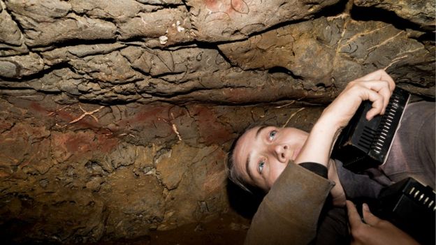  Genevieve von Petzinger passa dias inteiros em grutas de difícil acesso, estudando o que seria um misterioso código da Idade da Pedra 