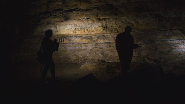  Acompanhada do marido fotógrafo, Genevieve von Petzinger explora a caverna de Cudon, na região espanhola da Cantábria 