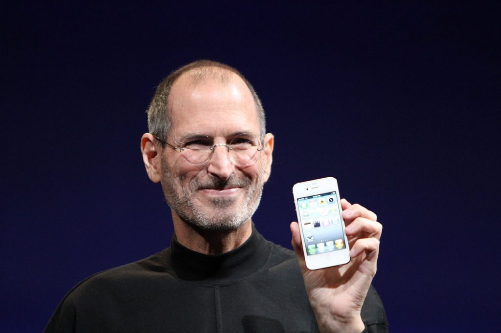 Steve Jobs mostra o iPhone 4. Esteve para não haver iPhone 1.