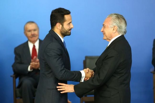 O presidente Michel Temer dá posse ao ministro da Cultura, Marcelo Calero, em cerimônia no Palácio do Planalto