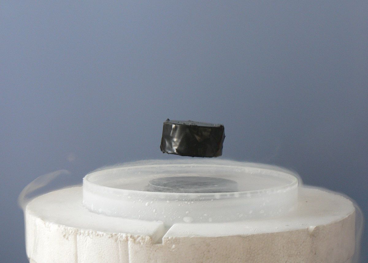 Efeito Meissner: levitação de um íman sobre um supercondutor