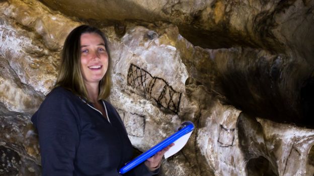  Genevieve von Petzinger faz medições em uma gruta com desenhos "aparentemente geométricos" 