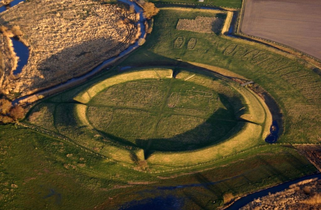 Os arqueólogos acreditam que Borgring pode ser um dos cinco fortes em forma de anel construidos pelo rei viking Haroldo Dente Azul depois de 980 D.C., quando uniu as tibos vikings do sul da Dinamarca e Suécia, impondo o Cristianismo como religião. Na foto, o forte de Trelleborg.