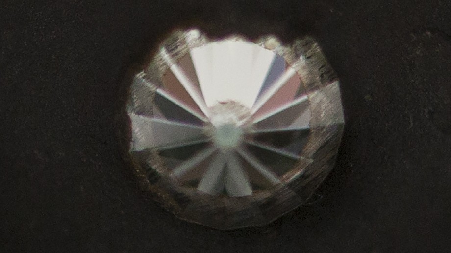 O diamante hexagonal é capaz de atravessar qualquer superfície