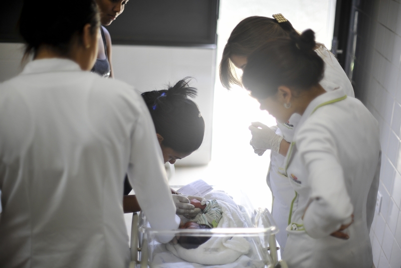 Enfermeiras com bebé recém-nascido na maternidade do hospital