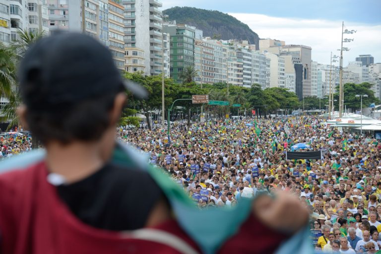 Rio de Janeiro - Manifestantes protestam na praia de Copacabana a favor da Lava Jato e do juíz Sergio Moro.