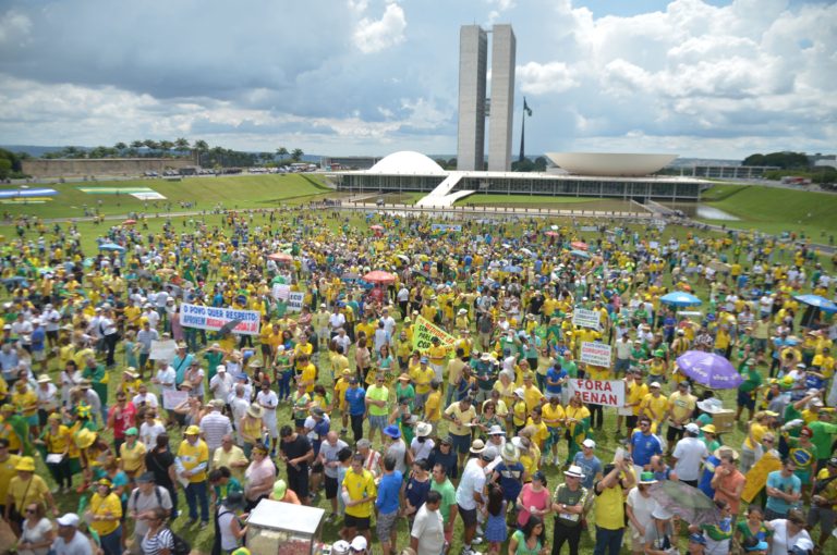O Movimento Vem Pra Rua realiza manifestações em todo o país. O ato é em apoio à Operação Lava Jato e contra a corrupção e a forma de se fazer política no Brasil.