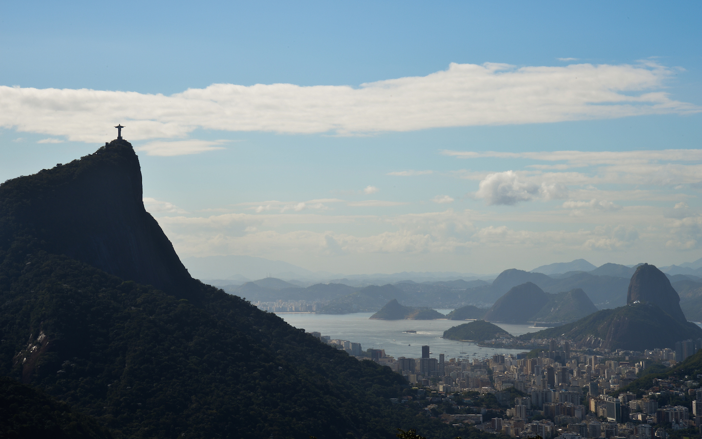 Panorama da cidade do Rio de Janeiro com destaque para as montanhas do Corcovado (esquerda), Pão de Açúcar (centro, ao fundo)