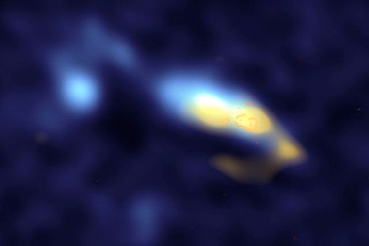Na galáxia II Zw 40 (a amarelo) a poeira estelar está associada com regiões formadoras de estrelas (laranja)