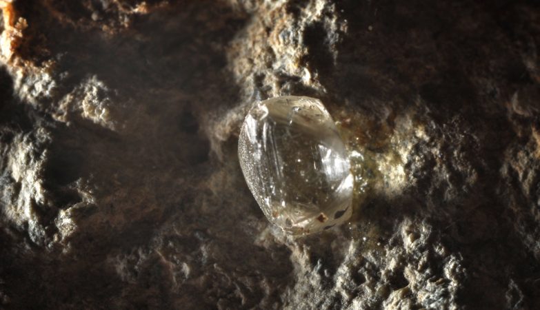 Cristal de diamante num depósito de kimberlite