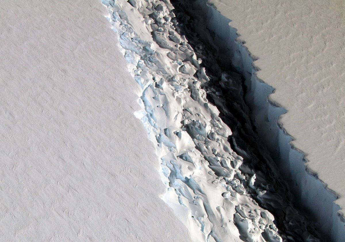 Foto aérea da NASA revela uma enorme rachadura na geleira Larsen C