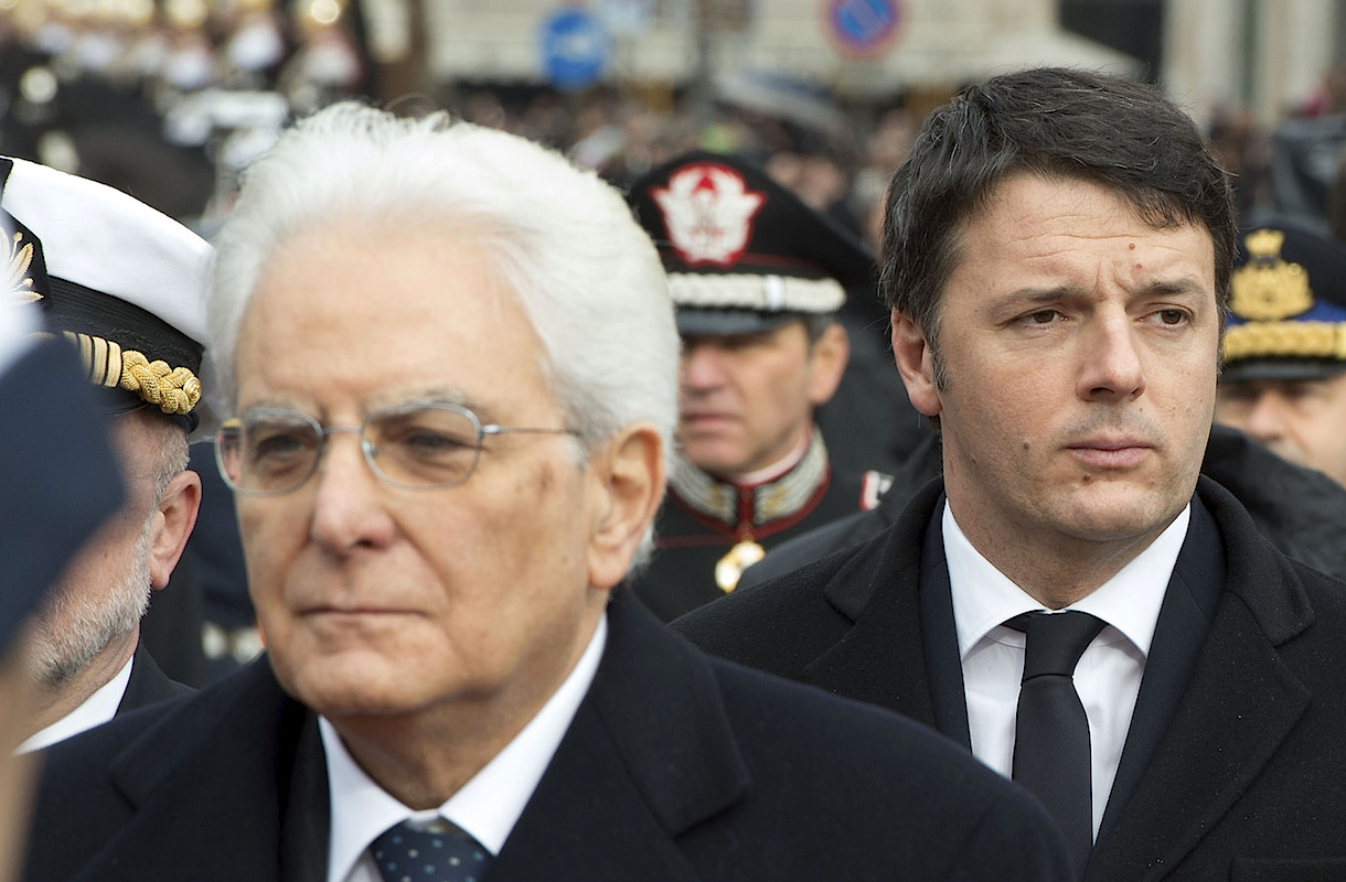 O presidente de Itália, Sergio Mattarella (esq), com o premiê italiano, Mateo Renzi (dir) 