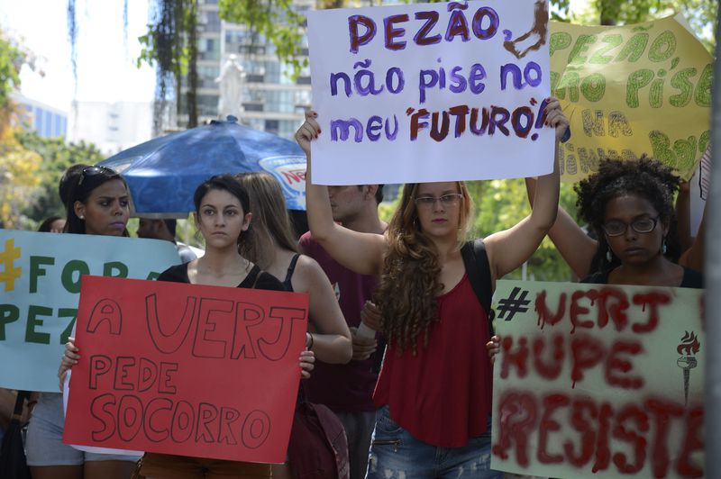 Alunos da Universidade do Estado do Rio de Janeiro (UERJ) fazem manifestação no Largo do Machado, no Catete, na zona sul da capital. O ato chama atenção para o estado precário da universidade